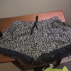 6 for 20 💜 Black and white bohemian lace shorts